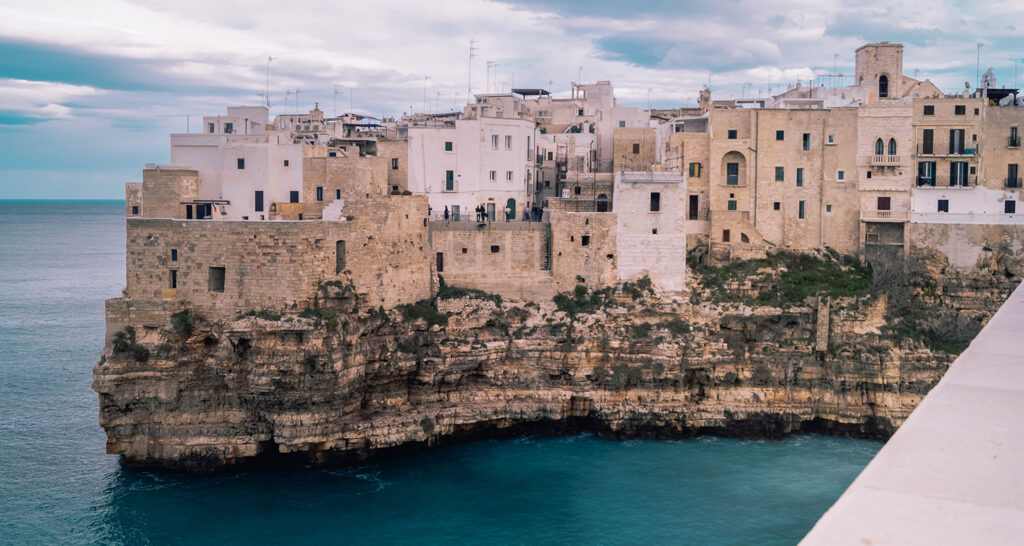 Italiens Stiefelabsatz erfreut sich immer größerer Beliebtheit: Apulien lockt mit magischen Stränden, idyllischen Dörfchen und toller Cuisine. Diese 10 Dinge sollten auf keiner Puglia-Bucketlist fehlen!