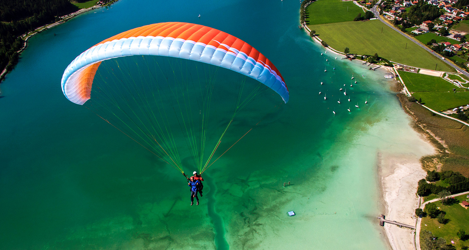 Gleitschirmfliegen im Sommer am Achensee Paragliding at Lake Achensee in summer Header